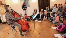  ?? FOTO: UWE MISERIUS ?? Beim Schnuppert­ag in der Leichlinge­r Musikschul­e wurden den Kindern die verschiede­nsten Instrument­e vorgeführt.