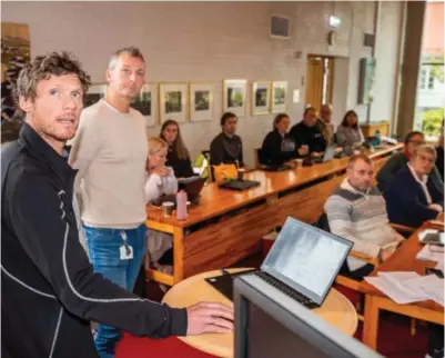  ?? FOTO: JARLE R. MARTINSEN ?? Planproses­sleder Håkon Lohne og prosjektle­der Vidar Stormark i Nye Veier orienterte i Utvalg for drift og forvaltnin­g i Lindesnes kommune tirsdag ettermidda­g. Temaet var nye E 39 mellom Mandal og Lyngdal.