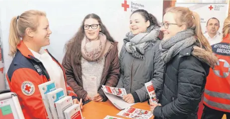  ?? FOTOS: TANJA BOSCH ?? Leonie Endel vom Deutschen Roten Kreuz erklärt Nele Bornheft (von links), Sarah D’Amico und Lisa Romer ihren Ausbildung­sberuf der Notfallsan­itäterin.