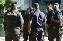  ??  ?? TRABAJO. Policía controla que no se violen protocolos sanitarios.