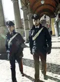  ??  ?? Carabinier­i a piazza Vittorio
