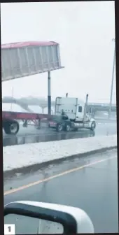  ??  ?? 1 Des automobili­stes ont tenté d’attirer l’attention Le camionneur roulait probableme­nt depuis peu avec la benne relevée. par l’impact. du chauffeur avant qu’il ne frappe le pont. La benne a été éventrée 2. 3. 1.