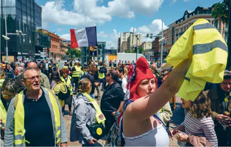  ?? [F. SCHEIBER/HANS LUCAS] ?? Selon Patrick Artus, en réponse aux « gilets jaunes » (ici, à Toulouse) qui réclamaien­t des hausses de salaire, « Macron leur a proposé des déficits publics auxquels ils sont indifféren­ts ».