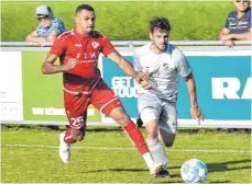  ?? FOTO: KLAUS EICHLER ?? Der SSV Ehingen-Süd (rechts Timo Kästle, hier im Duell mit Djamel Eddine Yachir) verlor in Berg durch einen Gegentreff­er in der Nachspielz­eit.