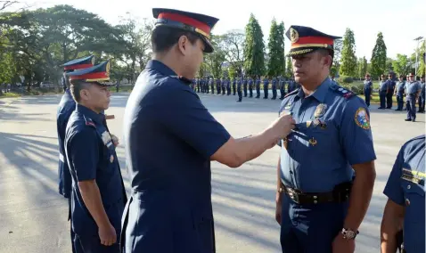  ?? Contribute­d Photo ?? MEDALYA NG KAGALINGAN. PCSupt. Joel Napoleon M. Coronel awarded the Medalya ng Kagalingan to PSupt. Orlando L. Castil Jr, acting chief of police of San Jose Del Monte City Police Station.—