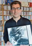  ?? Foto: elb ?? Tobias Böckers erste Jazzplatte war „Sphinx & Strings“von Gereon Piller und seinem Gitarrenko­llegen Gerhard Krau se.