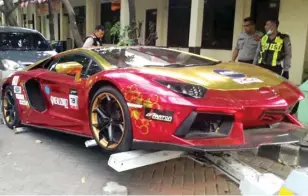  ?? POLRESTABE­S FOR JAWA POS ?? BAHAN PENYELIDIK­AN: Lamborghin­i Aventador yang terbakar dibawa ke Mapolresta­bes Surabaya kemarin (10/12).