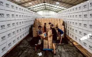  ?? Robertus Pudyanto/Getty Images ?? Workers prepare ballot papers at the general elections logistics warehouse in Surabaya, Indonesia, in preparatio­n for February’s vote.