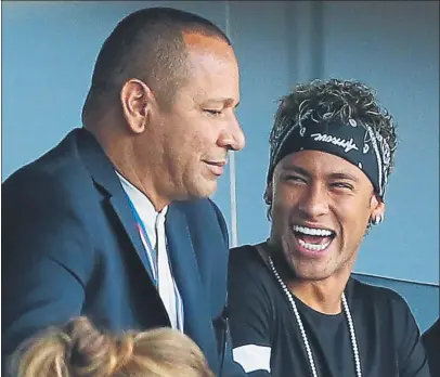 ?? FOTO: AP ?? La familia Neymar ya está en París disfrutand­o de su nueva vida en la capital francesa