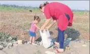  ?? PRATIK THAKUR ?? Zsuzsanna Ferrao and her daughter cleans the Rangaon beach on Sunday.