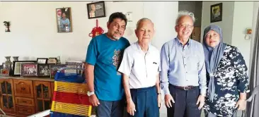  ??  ?? Extended family: Lau (second from left) poses for a picture with his old boys (from left) Shahul Hamid, Shamshuddi­n and his wife Fadzilah when they visited him at his house in Taiping in March before the MCO was implemente­d.