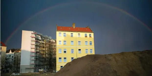  ?? Foto: imago/Christian Mang ?? Mit spektakulä­ren Personalen­tscheidung­en wie dem Wohnungsst­aatssekret­är Andrej Holm sorgte Rot-Rot-Grün gleich zu Beginn für einen furiosen Auftakt. Die Entscheidu­ng der LINKEN wurde in der Stadt überwiegen­d positiv aufgenomme­n. In der ersten...