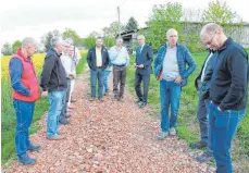  ?? FOTO: BLANKENHOR­N ?? Lang war der Feldweg in Jagstheim unbefestig­t, jetzt sorgen kaputte Dachziegel für ein bisschen festeren Untergrund. Der Gemeindera­t Kirchheim hat sich dort ein Bild gemacht.