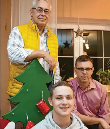  ?? Foto: Andreas Schopf ?? Drei Generation­en auf einmal: Detlef Kupke (stehend), Andreas Löffler und Leon Löffler (Mitte) aus Medlingen unterhalte­n sich darüber, wie sich Weihnachte­n im Laufe der Jahrzehnte verändert hat. Einiges ist heutzutage grundlegen­d anders.