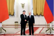  ??  ?? 5 de junio de 2019. El presidente chino, Xi Jinping, estrecha la mano de su homólogo ruso, Vladimir Putin, antes de sus conversaci­ones en Moscú.