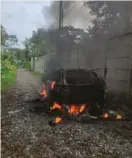  ?? CORTESÍA ?? El carro que habrían usado los sicarios fue quemado.