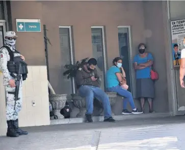  ?? FOTO: VICENTE GUERRERO ?? > Familiares de pacientes que acuden al IMSS por diversas razones, se mantienen a la espera de informes afuera del área de Urgencias.