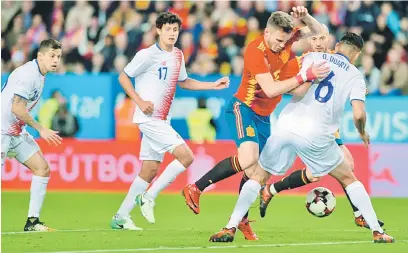  ?? — Gambar AFP ?? AKSI SEBENAR: Pemain tengah Sepanyol, Saul dihalang oleh pemain pertahanan Costa Rica pada aksi perlawanan persahabat­an di Stadium La Rosaleda di Malaga.