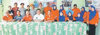  ??  ?? TERUS KOMITED: Dr Abdul Rahman bersama ahli PBB menghadiri Mesyuarat Agung PBB Ranting Rampangi Fasa 1 bagi Sesi 20172020 di Kuching, baru-baru ini.