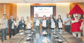  ?? ?? AFAB Administra­tor Emmanuel D. Pineda poses with Empresa Division Head Tessie Lanot and other Empresa representa­tives after Empresa renewed its Memorandum of Agreement with AFAB.