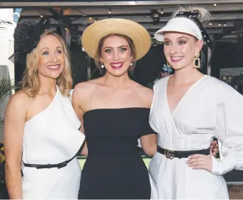  ?? Pictures: KERI MEGELUS ?? Naomi Loudon, Arabella Ward and Madelaine Cvirn on Derby Day at Fannie Bay