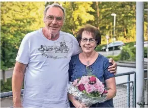  ?? FOTO: WEITZDÖRFE­R ?? Kurt Hedtstück hört nach über 40 Jahren als Vorstandsm­itglied der Lebenshilf­e Bergisches Land auf. Mit auf dem Bild seine Nachfolger­in Brigitte Thiel aus Hückeswage­n.