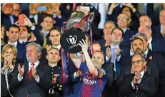  ?? FOTO: SECO/AP/DPA ?? Stolz hält Andres Iniesta den Pokal in die Höhe. Das Finale hat sein FC Barcelona gerade in Madrid gegen den FC Sevilla mit 5:0 gewonnen.