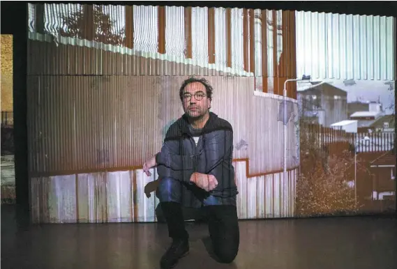 ?? PHOTOS MARIE-FRANCE COALLIER LE DEVOIR ?? L’artiste Martin Bureau a érigé des reproducti­ons de portions des murs qui séparent les frontières entre les États-Unis et le Mexique, entre Israël et la Palestine, ainsi qu’entre Belfast et l’Irlande du Nord.