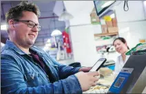  ?? PROVIDED TO CHINA DAILY ?? A foreigner pays via Alipay at a shop in Shanghai.