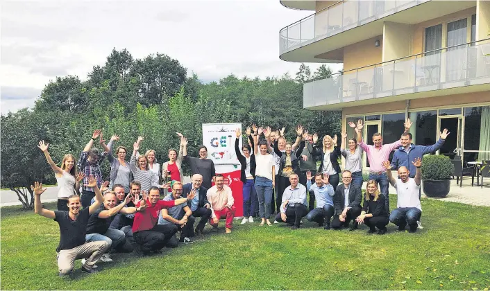  ??  ?? Gute Stimmung bei Teilnehmer­n, Organisato­ren und Experten: Beim Get-Active-Workshop-Wochenende in Stegersbac­h wurde weiter an den sozialen Unternehme­n gefeilt.