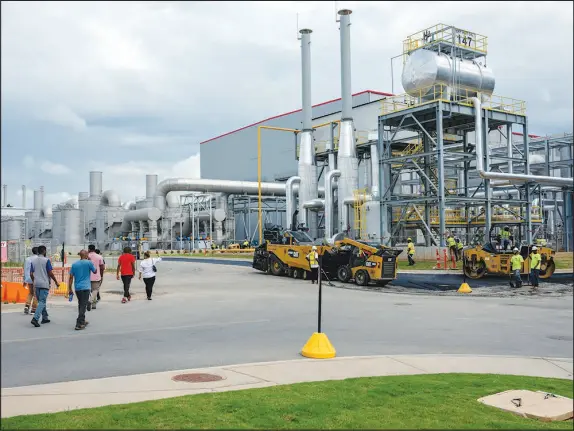  ?? DAVID WALTER BANKS / THE NEW YORK TIMES ?? This electric battery plant in Commerce, Ga., is operated by SK Battery America. Other companies have announced investment­s in similar factories in recent weeks.