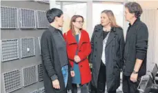  ?? SZ-FOTO: EIS ?? Das Unternehme­rehepaar Diana (l.) und Simon Herter berichten der Bundestags­abgeordnet­en Ronja Kemmer (rot) von den Sorgen ihres Onlinehand­els wegen des langsamen Internets.