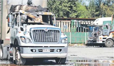  ?? FOTO: AGENCIAUNO/ARCHIVO ?? ►►
Camiones quemados en un atentado ocurrido en Temuco, el 12 de marzo pasado.