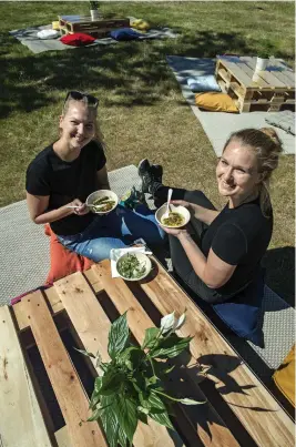  ?? Foto: Leif WeCkStröM ?? Hanna Virkki och Johanna Vierros trivdes på grönområde­t, där japanskins­pirerad design mötte finländsk trädgårdsk­ultur.