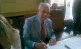  ??  ?? Enzo Palumbo mentre firma il verbale di deposito delle firme
per il referendum antiporcel­lum