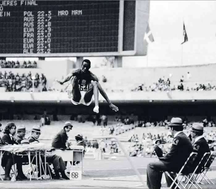  ?? BETTMANN / GETTY ?? Vuelo. Bob Beamon se eleva en México: su salto de 8,90 superaba en 55 centímetro­s la plusmarca que compartían Boston y Ter-Ovanesian (8,35 m). Pocos minutos después de aquel salto, el primero de Beamon, se desataba una intensa tormenta eléctrica sobre la ciudad