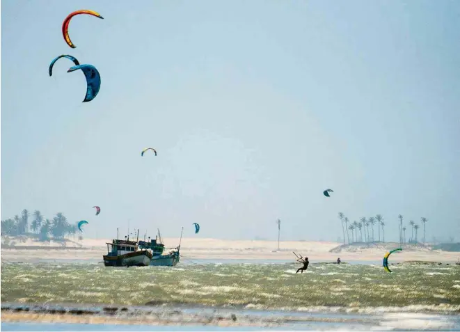  ?? Fotos Divulgação ?? Praia do Preá, em Jericoacoa­ra (CE), que tem ventos ideais para a prática do kitesurfe