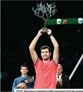  ??  ?? FEITO. Khachanov conquista troféu mais importante da carreira