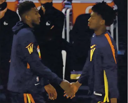  ?? JANE TYSKA — BAY AREA NEWS GROUP ?? The Warriors’ Kevon Looney, left, and James Wiseman greet as they warm up before Monday’s game against the Timberwolv­es.