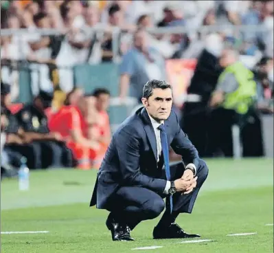  ?? JULIO MU•Z / EFE ?? Ernesto Valverde observa el juego del Barcelona en la final de ayer