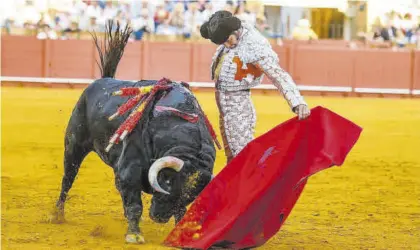  ?? EFE / RAÚL CARO ?? Morante de la Puebla en la lidia a su segundo toro, ayer en la plaza de la Maestranza de Sevilla.