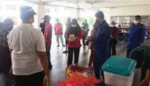  ?? ?? MANGSA banjir di PPS SK Taman Merdeka beratur untuk mengambil makanan, semalam.