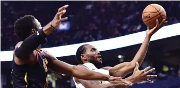  ?? FRaNK GUNN/THE CANADIAN PRESS ?? The Toronto Raptors’ Kawhi Leonard drives to the basket past Rodney Hood of the Cleveland Cavaliers on Friday in Toronto. The Raptors play again Saturday against Philly.