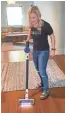  ?? RODDY BLELLOCH ?? Jennifer Jolly uses the Tineco PURE ONE S12 Cordless Smart Vacuum.