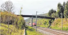  ?? FOTO: JUTTA FREUDIG ?? Der marode Fußgänger- und Radfahrers­teg, der beim Hintsching­er Bahnhof über die Bahnlinie führt, soll durch einen Neubau ersetzt werden.