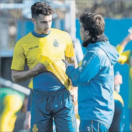  ?? FOTO: PUNTÍ ?? Hermoso, dialogando con Rubi en un entrenamie­nto. El central vuelve al equipo mañana tras haber cumplido sanción ante el Rayo