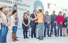  ??  ?? El perredista y el delegado morenista coincidier­on en el primer informe de labores de la diputada del sol azteca, Beatriz Olivares, en Iztacalco.