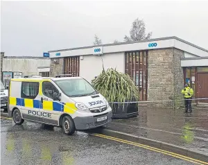  ?? Picture: Steven Brown ?? Police at the scene of the bank raid in Kirkcaldy.