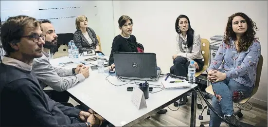  ?? ANA JIMÉNEZ ?? En el centro de la foto, Estel y Laura, técnicas municipale­s de transversa­lidad, flanqueada­s por hombres y mujeres de la firma Almarin