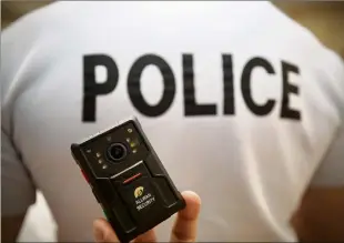  ?? (Photo Clément Tiberghien) ?? Vous serez prévenu lorsqu’un policier activera sa caméra en face de vous.